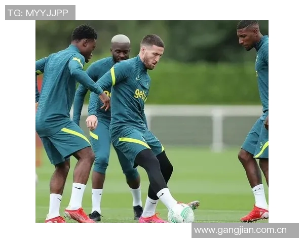 因暴雨导致球场积水严重欧协联一场比赛被迫中断引发关注