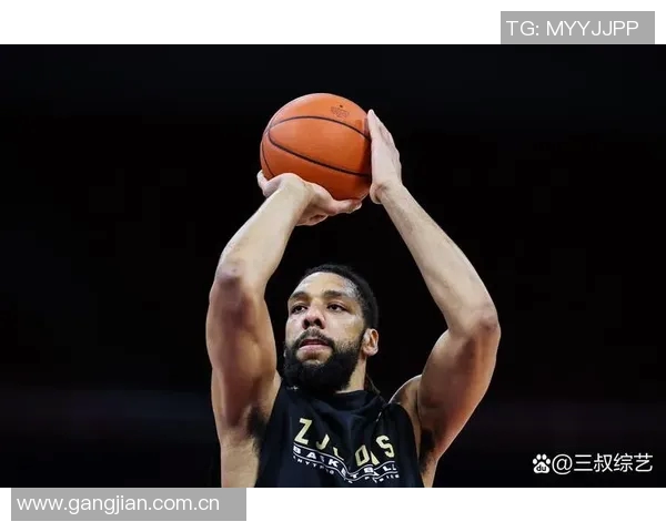 奥卡福进球瞬间意外出现沙滩球引发热刺球迷热议