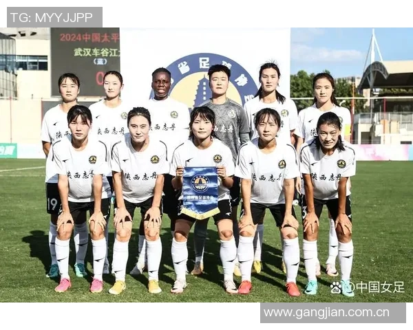 武汉车谷江大女足赛后自豪展示国旗合影庆祝中国骄傲时刻 武汉车谷江大女足赛后自豪展示国旗合影庆祝中国骄傲时刻