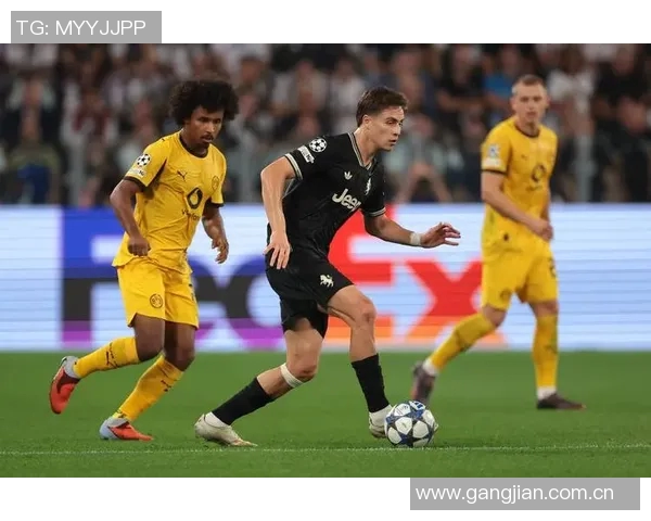 伊尔迪兹赛后与大卫路易斯合影留念称赞传奇球员的精彩表现