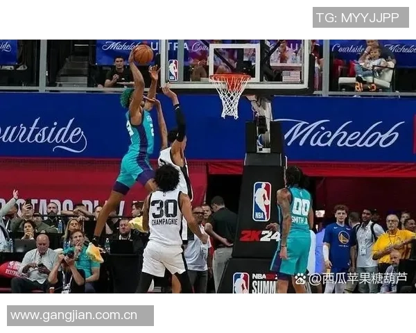 文班在16分钟内表现出色三投三中贡献9分10篮板7助攻3盖帽失误略多但依然完美