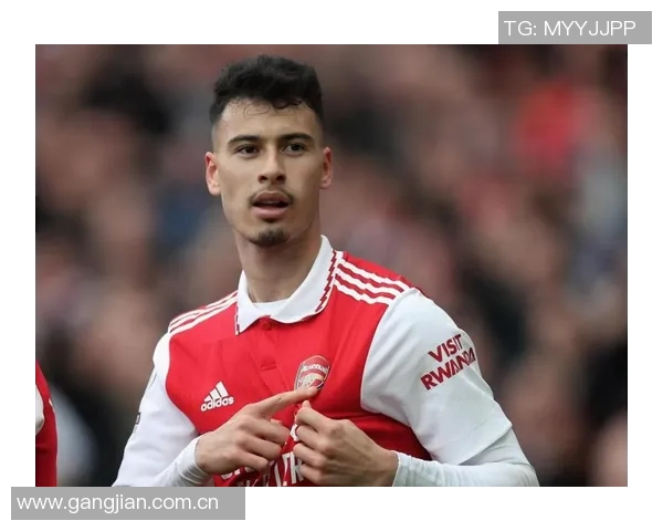 第65分钟萨卡被替换下场马丁内利替补登场展现新活力 第65分钟萨卡被替换下场马丁内利替补登场展现新活力