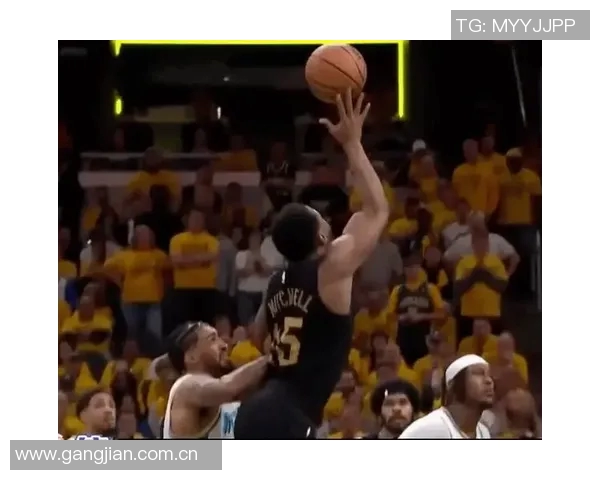 爱德华兹因进攻犯规被罚下场麦戈文斯遭遇犯规困扰影响比赛走势