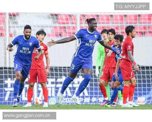 最后时刻U22国足角球争议鲍世蒙拔角旗杆遭黄牌处罚后幽默插回